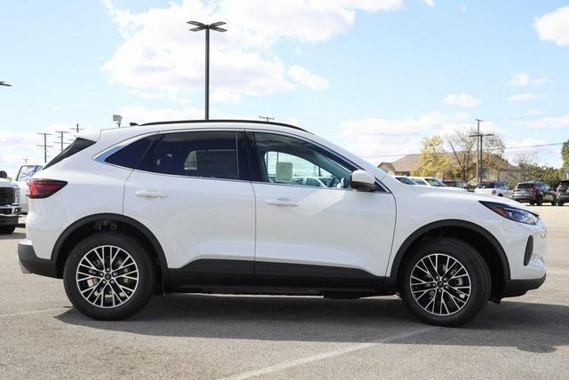 Photo of 2025 White Ford Escape
