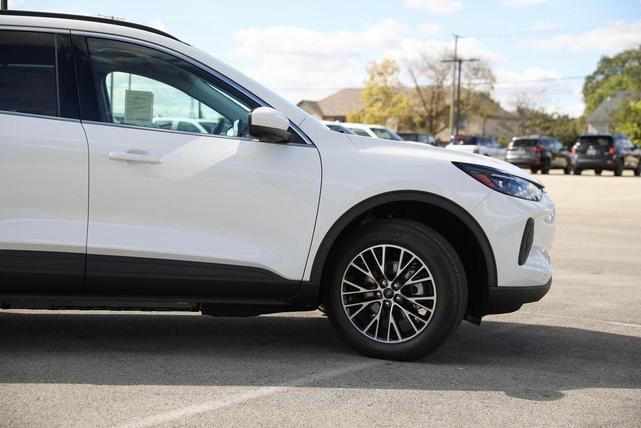 Photo of 2025 White Ford Escape