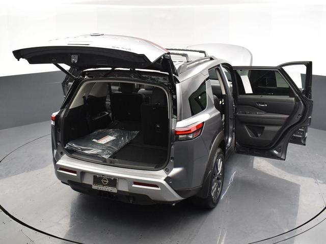 Photo of 2025 2t Gun Blk Roof Nissan Pathfinder