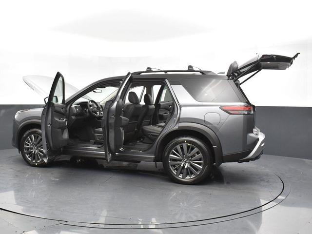 Photo of 2025 2t Gun Blk Roof Nissan Pathfinder