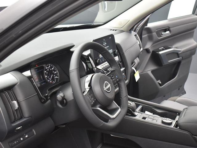 Photo of 2025 2t Gun Blk Roof Nissan Pathfinder
