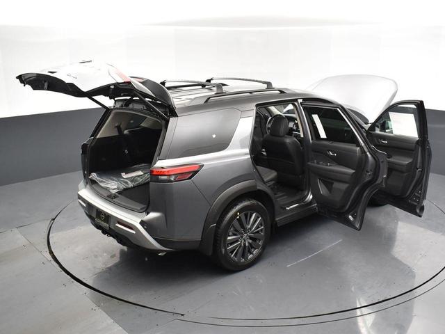 Photo of 2025 2t Gun Blk Roof Nissan Pathfinder
