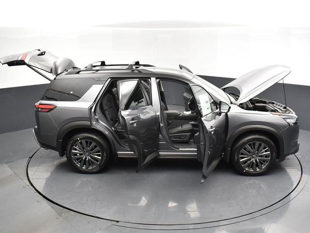 Photo of 2025 2t Gun Blk Roof Nissan Pathfinder