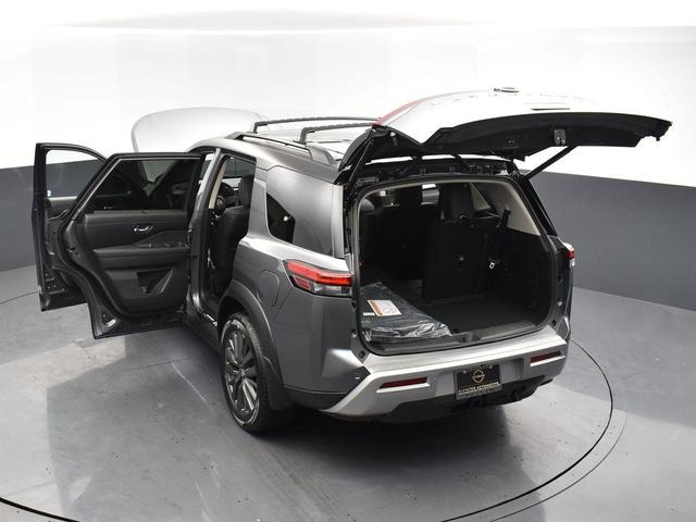 Photo of 2025 2t Gun Blk Roof Nissan Pathfinder