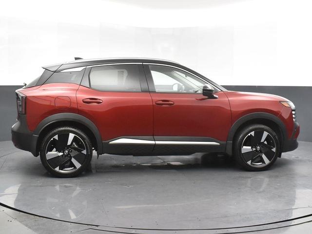 Photo of 2025 2t Red Blk Roof Nissan Kicks