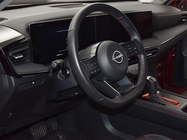 Photo of 2025 2t Red Blk Roof Nissan Kicks