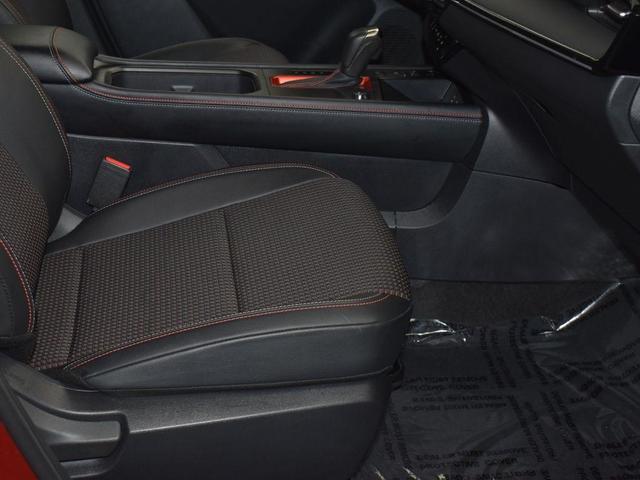 Photo of 2025 2t Red Blk Roof Nissan Kicks