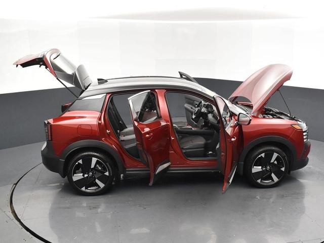 Photo of 2025 2t Red Blk Roof Nissan Kicks