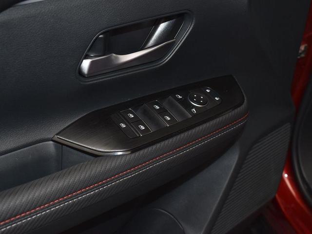 Photo of 2025 2t Red Blk Roof Nissan Kicks
