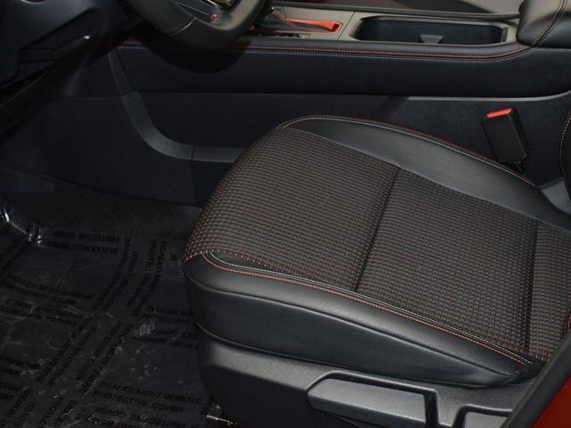 Photo of 2025 2t Red Blk Roof Nissan Kicks