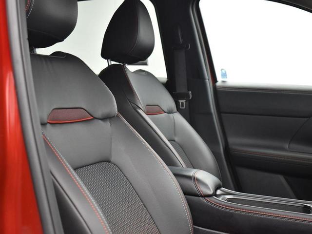 Photo of 2025 2t Red Blk Roof Nissan Kicks