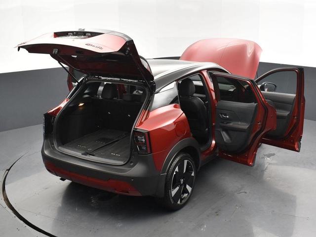Photo of 2025 2t Red Blk Roof Nissan Kicks