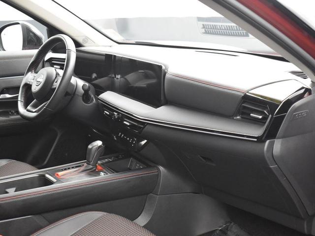 Photo of 2025 2t Red Blk Roof Nissan Kicks