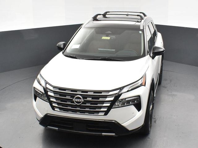 Photo of 2026 White / Black Nissan Rogue
