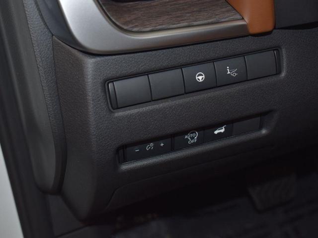 Photo of 2026 White / Black Nissan Rogue