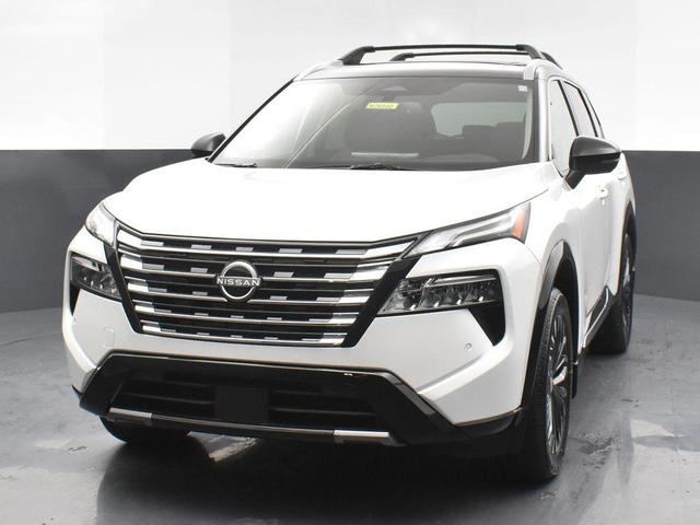 Photo of 2026 White / Black Nissan Rogue