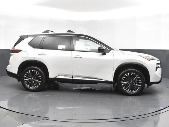 Photo of 2026 White / Black Nissan Rogue