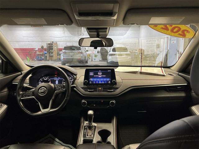 Photo of 2021 White Nissan Altima