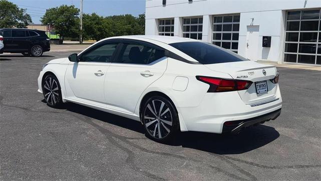 Photo of 2021 White Nissan Altima