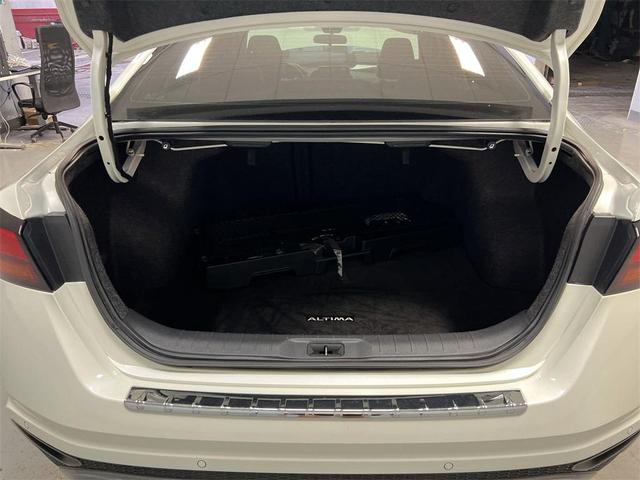 Photo of 2021 White Nissan Altima