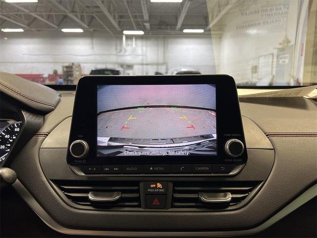 Photo of 2021 White Nissan Altima