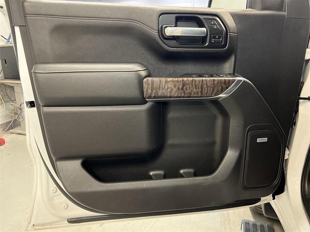 Photo of 2021 White GMC Sierra 1500
