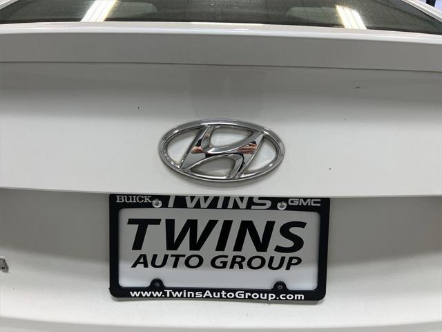 Photo of 2017 White Hyundai SONATA