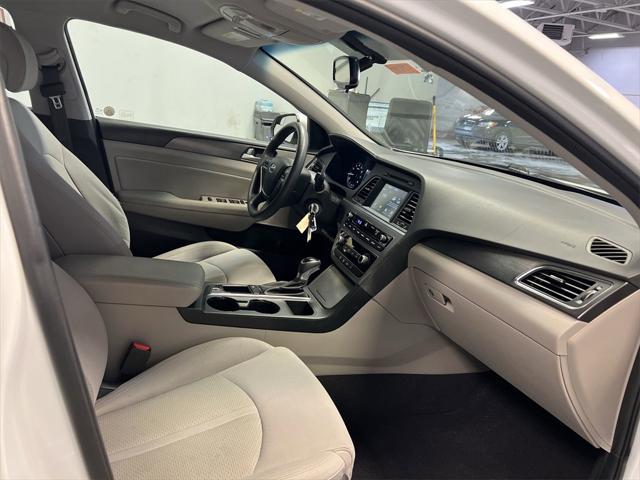 Photo of 2017 White Hyundai SONATA