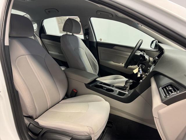 Photo of 2017 White Hyundai SONATA