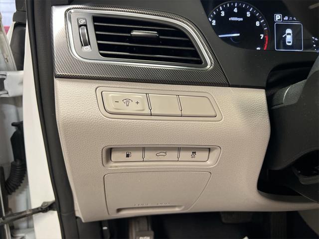 Photo of 2017 White Hyundai SONATA
