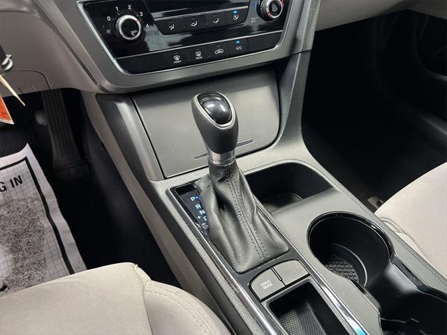 Photo of 2017 White Hyundai SONATA