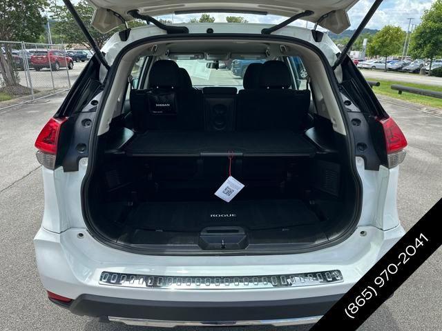 Photo of 2018 Glacier White Nissan Rogue