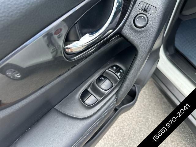Photo of 2018 Glacier White Nissan Rogue