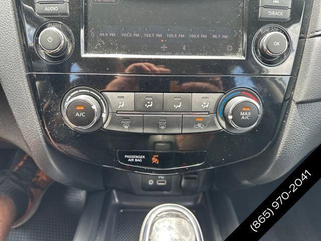 Photo of 2018 Glacier White Nissan Rogue