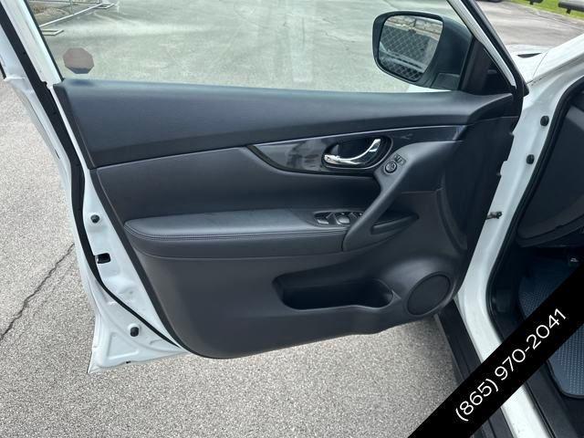 Photo of 2018 Glacier White Nissan Rogue