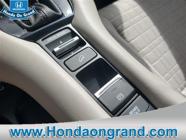 Photo of 2026 Platinum White Pearl Honda HR-V
