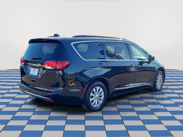 Photo of 2017 Brilliant Black Crystal Pearlcoat Chrysler Pacifica