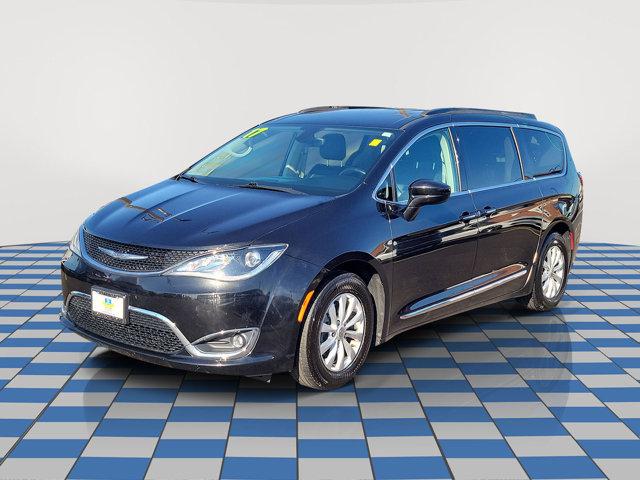 Photo of 2017 Brilliant Black Crystal Pearlcoat Chrysler Pacifica