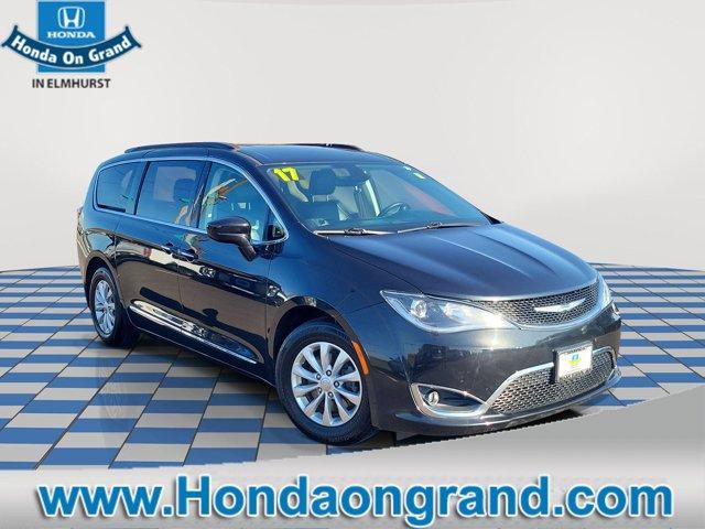Photo of 2017 Brilliant Black Crystal Pearlcoat Chrysler Pacifica