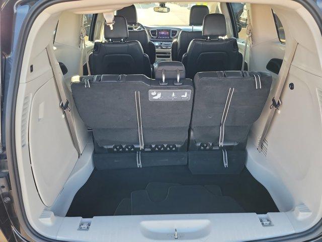 Photo of 2017 Brilliant Black Crystal Pearlcoat Chrysler Pacifica
