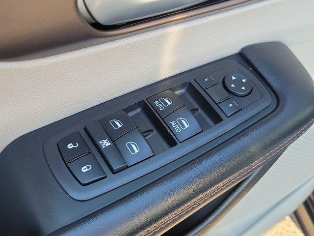 Photo of 2017 Brilliant Black Crystal Pearlcoat Chrysler Pacifica