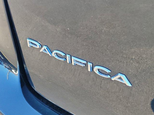 Photo of 2017 Brilliant Black Crystal Pearlcoat Chrysler Pacifica