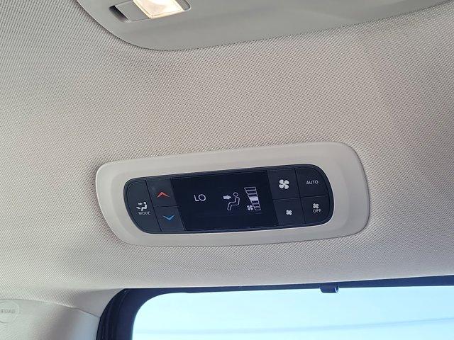 Photo of 2017 Brilliant Black Crystal Pearlcoat Chrysler Pacifica