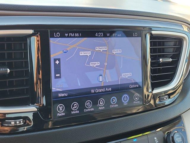 Photo of 2017 Brilliant Black Crystal Pearlcoat Chrysler Pacifica