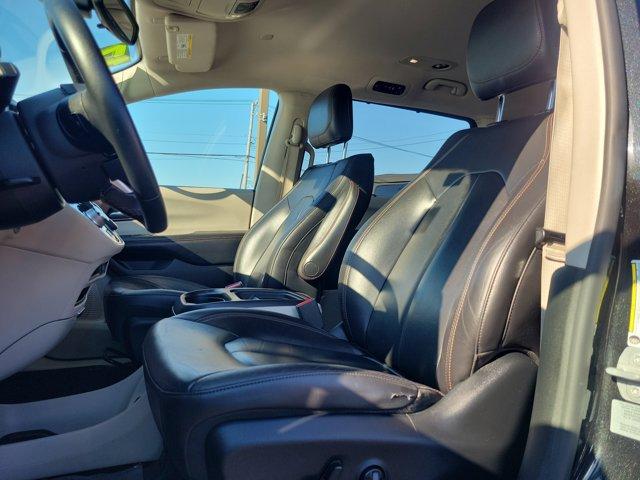 Photo of 2017 Brilliant Black Crystal Pearlcoat Chrysler Pacifica