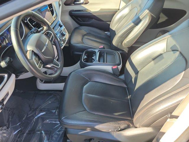 Photo of 2017 Brilliant Black Crystal Pearlcoat Chrysler Pacifica