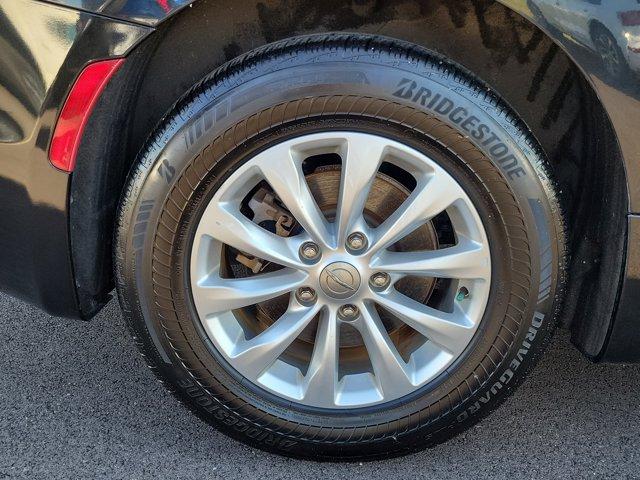 Photo of 2017 Brilliant Black Crystal Pearlcoat Chrysler Pacifica