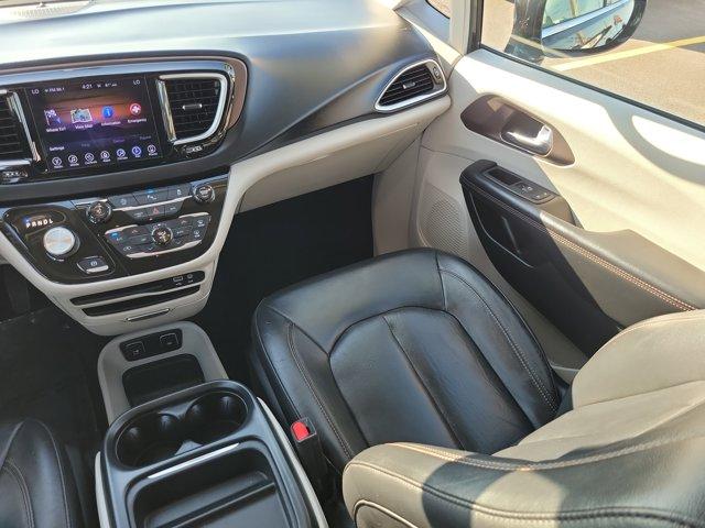 Photo of 2017 Brilliant Black Crystal Pearlcoat Chrysler Pacifica