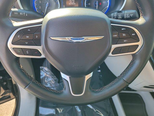 Photo of 2017 Brilliant Black Crystal Pearlcoat Chrysler Pacifica