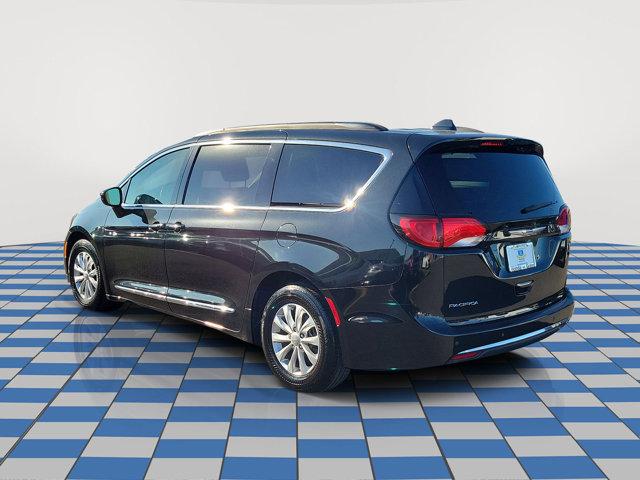 Photo of 2017 Brilliant Black Crystal Pearlcoat Chrysler Pacifica